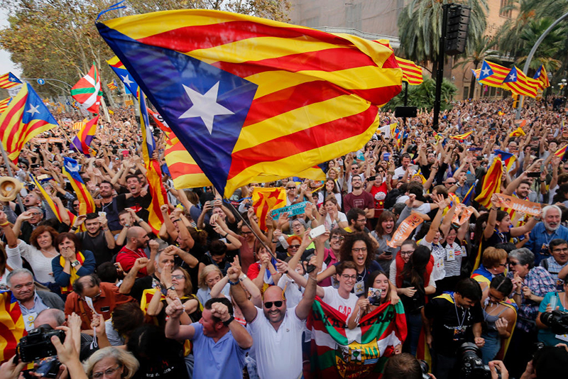 Người Catalonia vỡ òa khi chính quyền tuyên bố độc lập